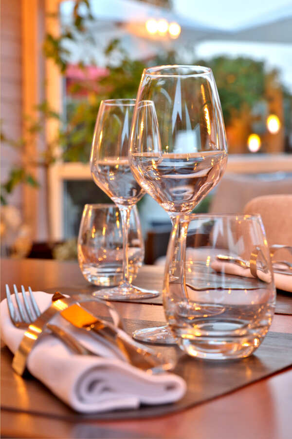 Table de restaurant dressée en soirée